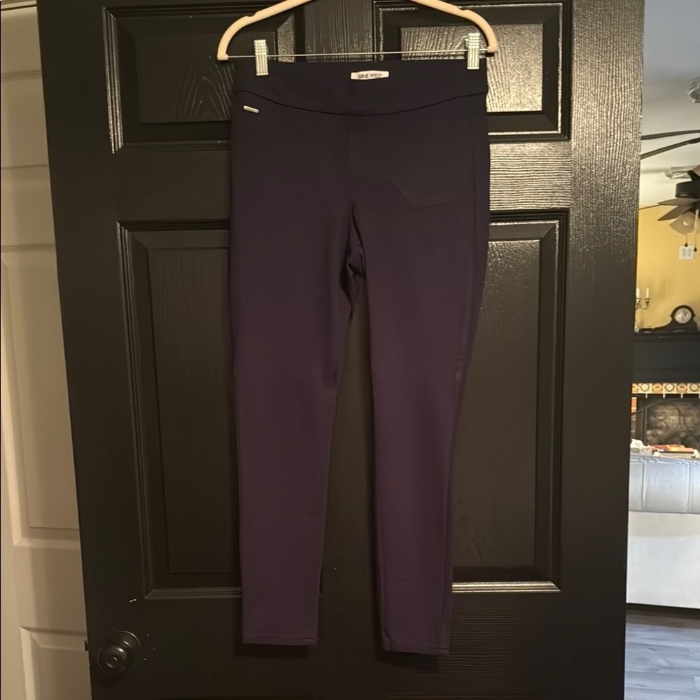 Navy blue Skinny leggings.  The color looks purple in picture but navy blue.